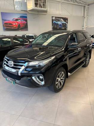 TOYOTA HILUX SW4 2.8 SRX 4X4 7 LUGARES 16V TURBO INTERCOOLER DIESEL 4P AUTOMÁTICO TOYOTA HILUX SW4 2.8 SRX 4X4 7 LUGARES 16V TURBO INTERCOOLER DIESEL 4P AUTOMÁTICO